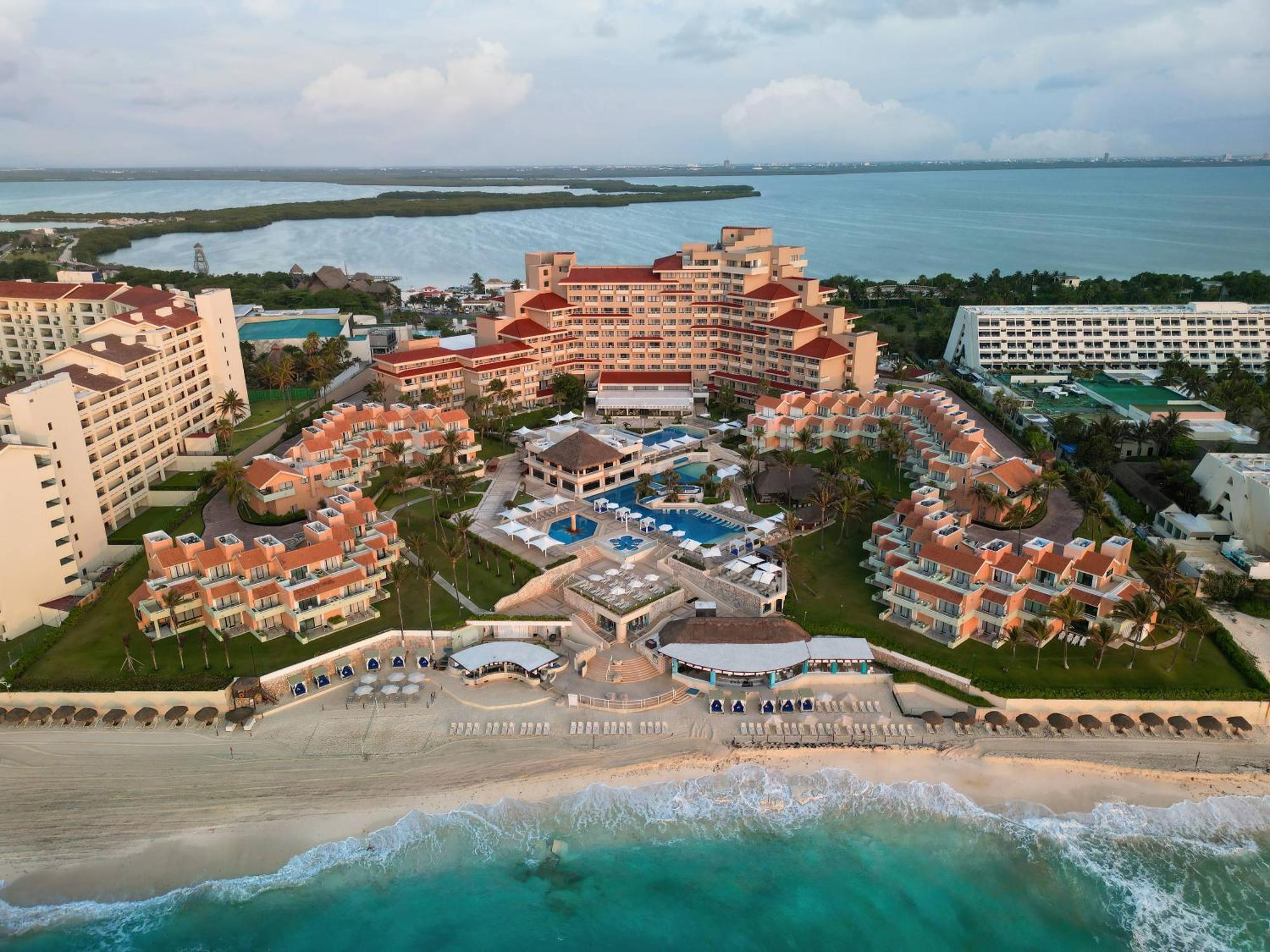 Wyndham Grand Cancun All Inclusive Resort & Villas Exterior photo